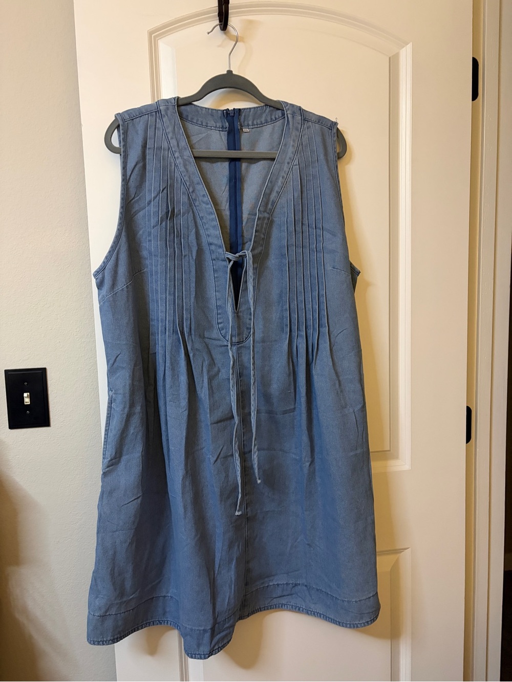 Women's Sleeveless Denim Tie-Neck Knee-Length Dress